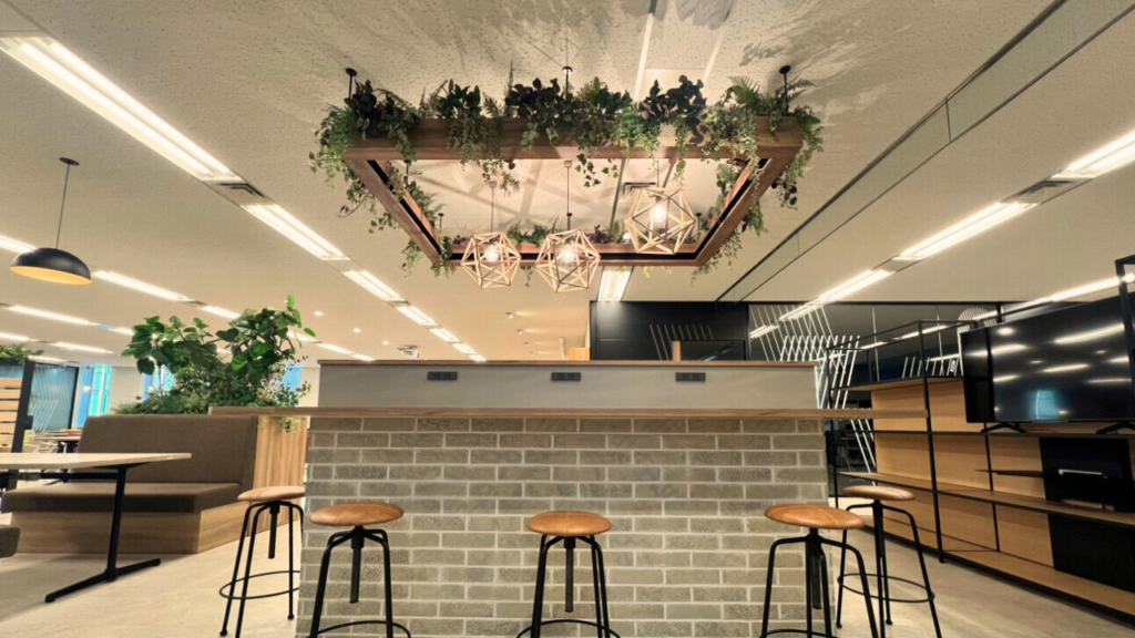 天井からグリーンを吊るしたカフェ風のバーカウンター